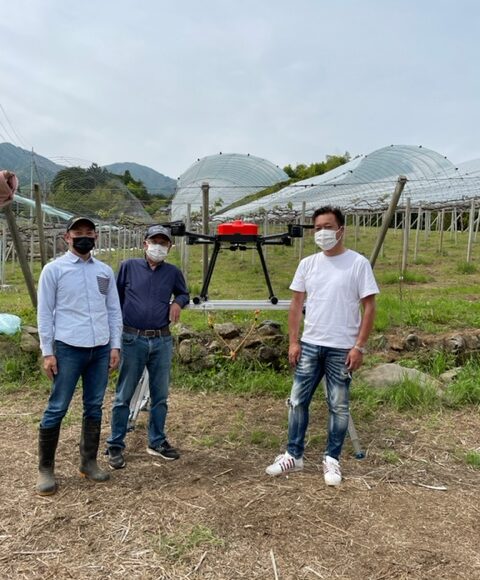 ドローンでぶどう棚のビニール張り | Buzz Village｜バズヴィレッジ